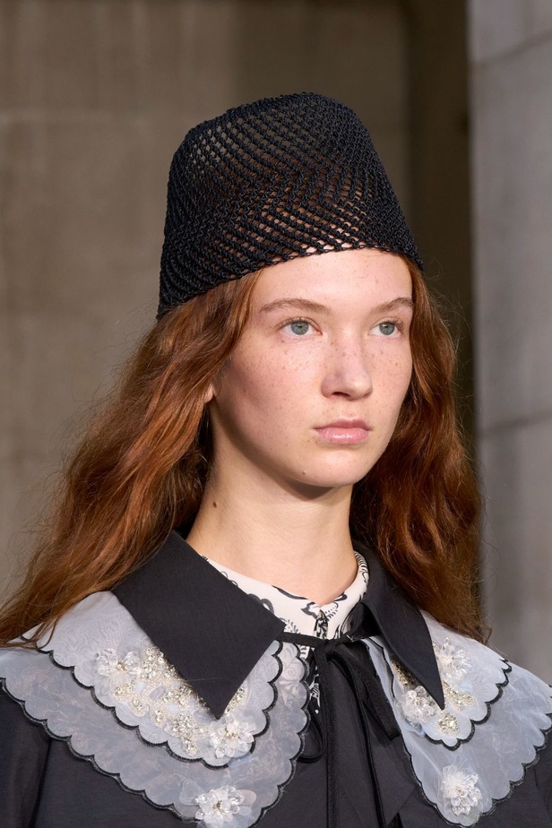 حنين الى الطفولة وبلده الأمّ في مجموعة BORA AKSU لربيع وصيف 2024