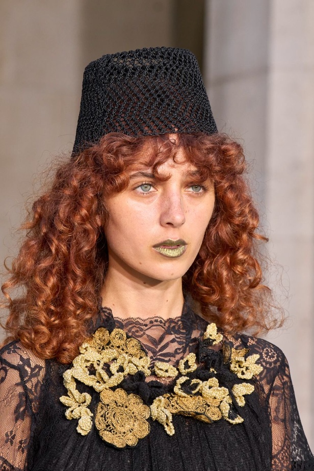 حنين الى الطفولة وبلده الأمّ في مجموعة BORA AKSU لربيع وصيف 2024