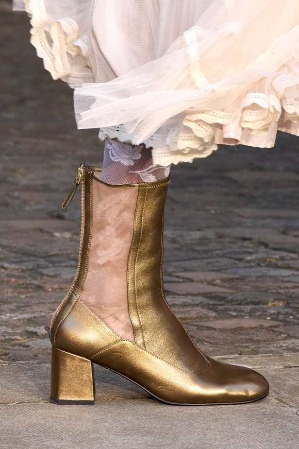 حنين الى الطفولة وبلده الأمّ في مجموعة BORA AKSU لربيع وصيف 2024