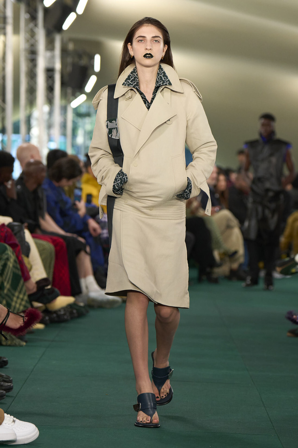 Daniel Lee يقدّم طبعات جديدة متشابكة ولون جديد لدار BURBERRY 