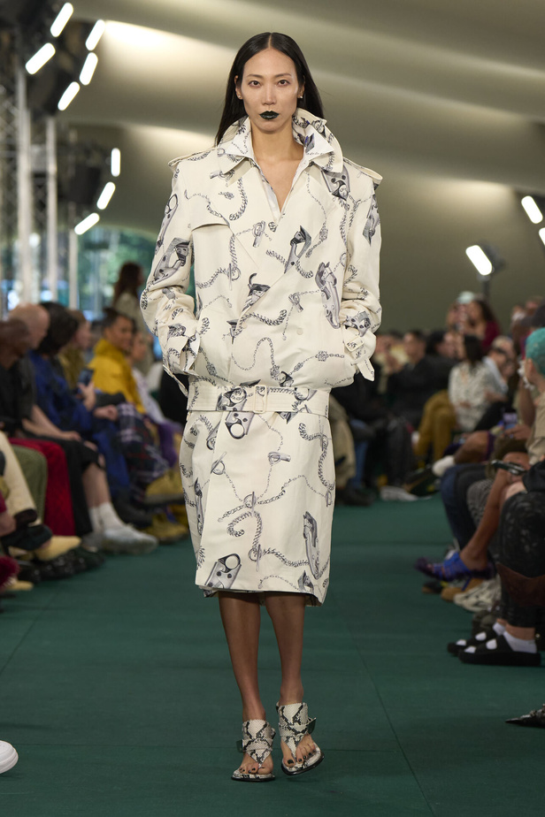 Daniel Lee يقدّم طبعات جديدة متشابكة ولون جديد لدار BURBERRY 