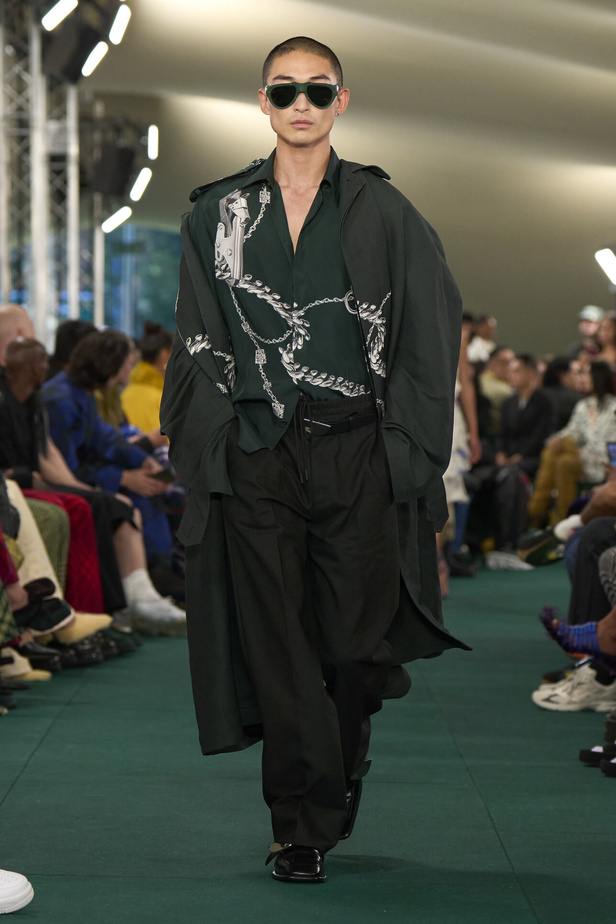 Daniel Lee يقدّم طبعات جديدة متشابكة ولون جديد لدار BURBERRY 