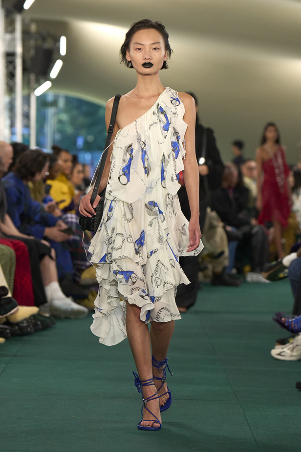 Daniel Lee يقدّم طبعات جديدة متشابكة ولون جديد لدار BURBERRY 