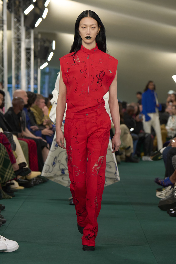 Daniel Lee يقدّم طبعات جديدة متشابكة ولون جديد لدار BURBERRY 