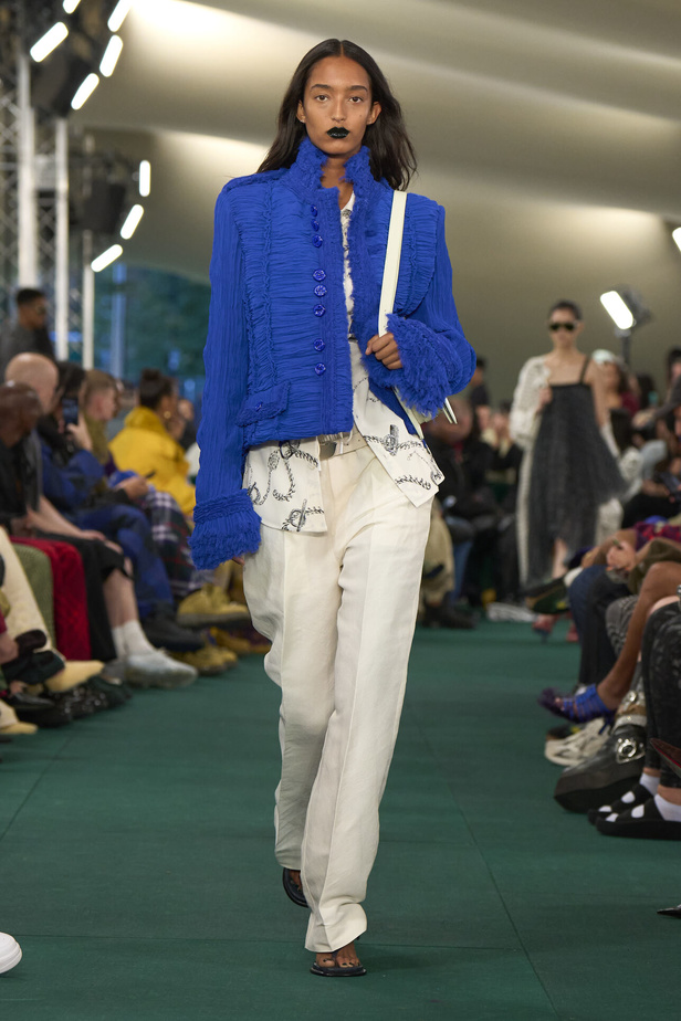 Daniel Lee يقدّم طبعات جديدة متشابكة ولون جديد لدار BURBERRY 