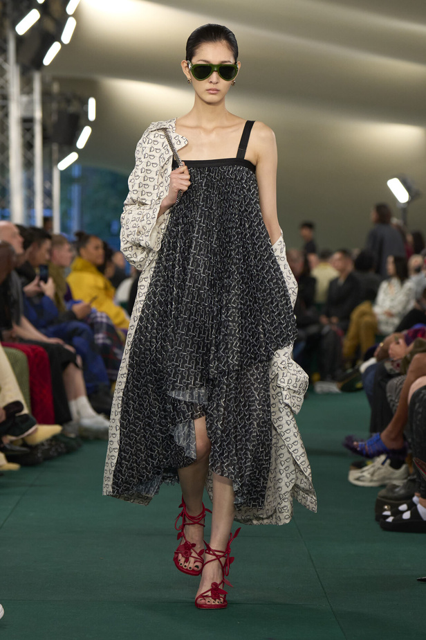 Daniel Lee يقدّم طبعات جديدة متشابكة ولون جديد لدار BURBERRY 