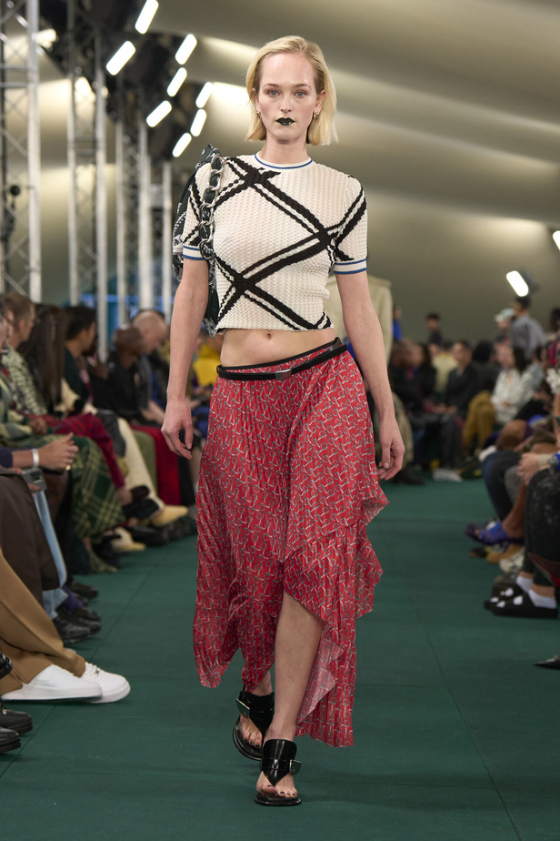 Daniel Lee يقدّم طبعات جديدة متشابكة ولون جديد لدار BURBERRY 