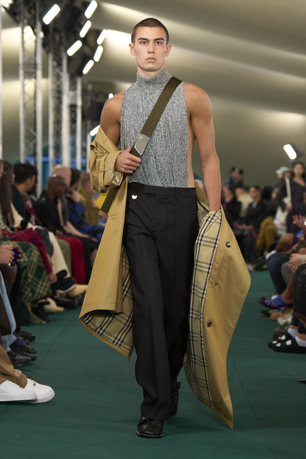 Daniel Lee يقدّم طبعات جديدة متشابكة ولون جديد لدار BURBERRY 