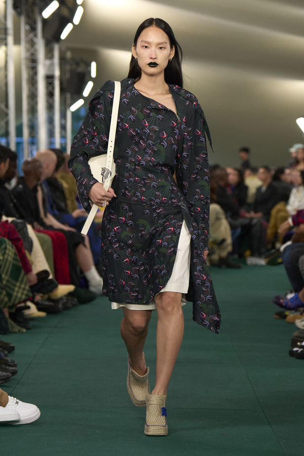 Daniel Lee يقدّم طبعات جديدة متشابكة ولون جديد لدار BURBERRY 