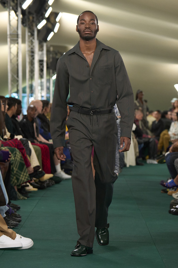 Daniel Lee يقدّم طبعات جديدة متشابكة ولون جديد لدار BURBERRY 