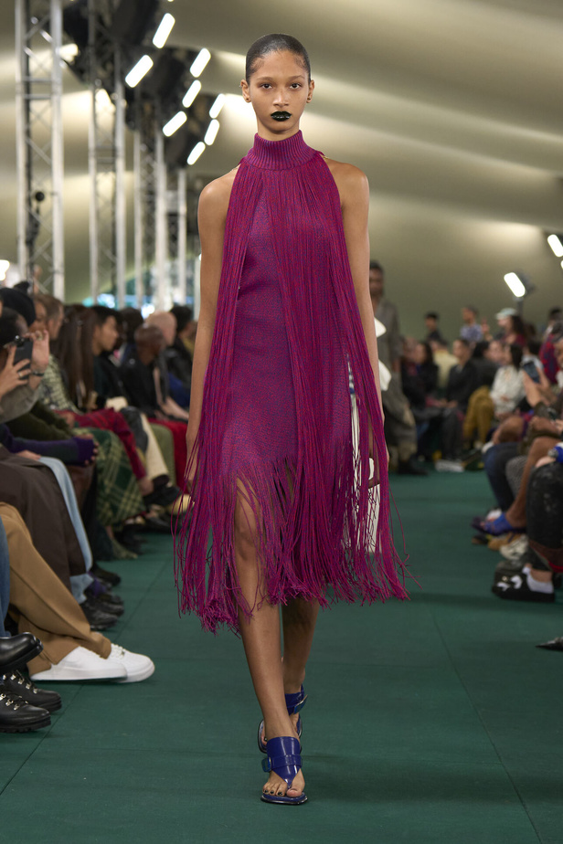 Daniel Lee يقدّم طبعات جديدة متشابكة ولون جديد لدار BURBERRY 