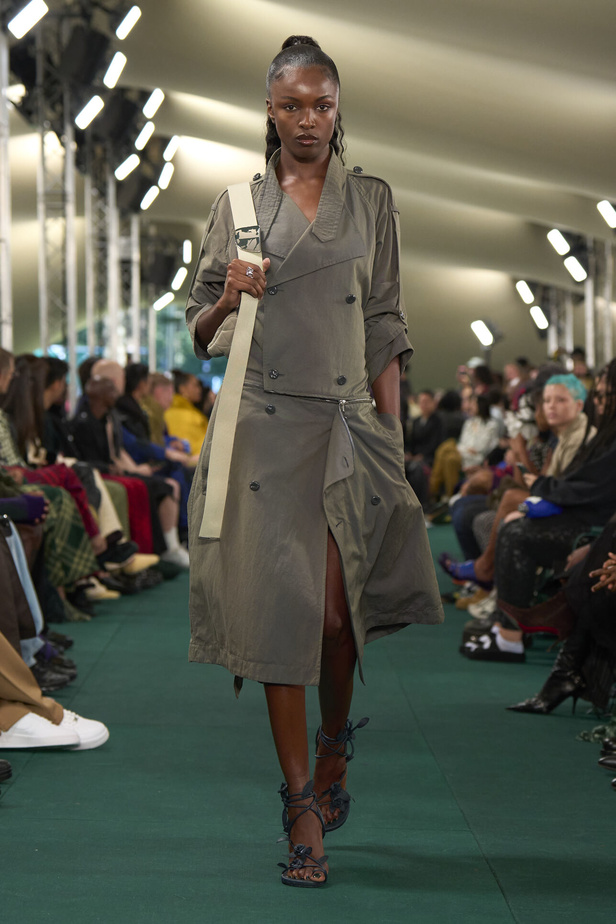 Daniel Lee يقدّم طبعات جديدة متشابكة ولون جديد لدار BURBERRY 