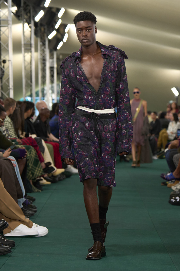 Daniel Lee يقدّم طبعات جديدة متشابكة ولون جديد لدار BURBERRY 