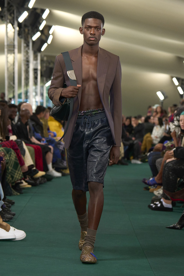 Daniel Lee يقدّم طبعات جديدة متشابكة ولون جديد لدار BURBERRY 