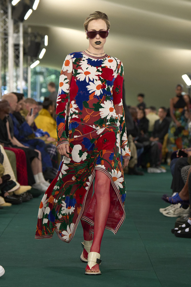 Daniel Lee يقدّم طبعات جديدة متشابكة ولون جديد لدار BURBERRY 