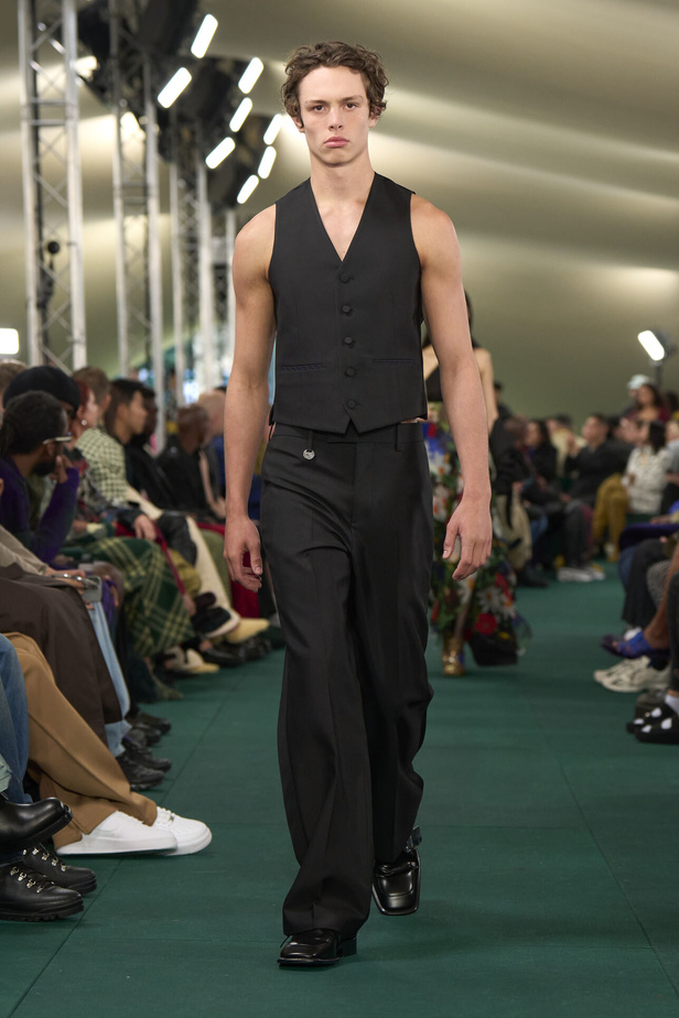 Daniel Lee يقدّم طبعات جديدة متشابكة ولون جديد لدار BURBERRY 