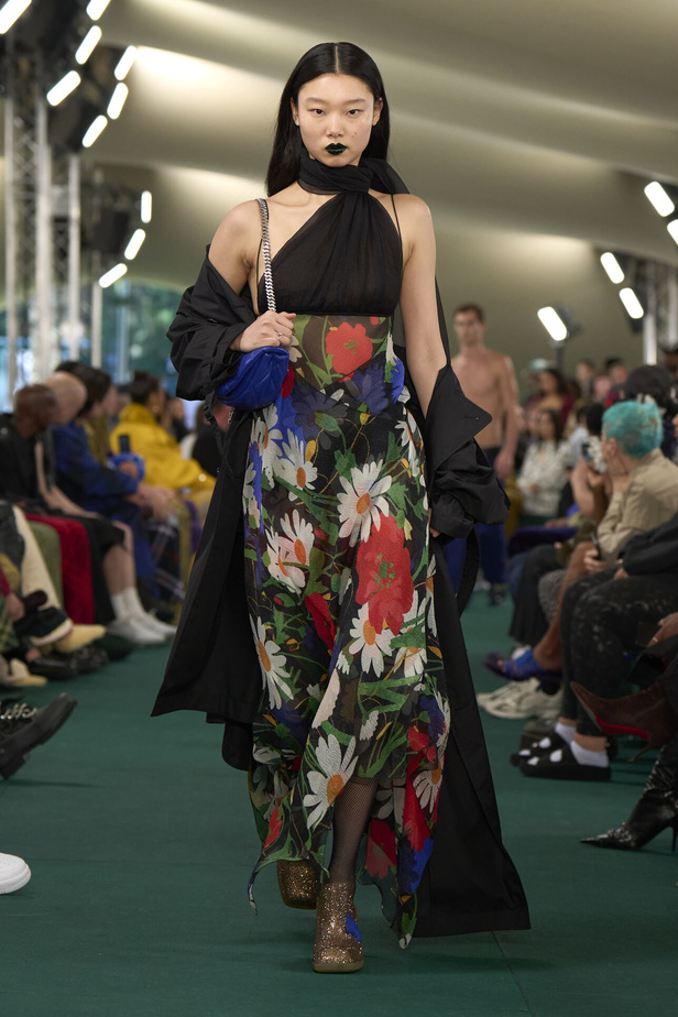 Daniel Lee يقدّم طبعات جديدة متشابكة ولون جديد لدار BURBERRY 