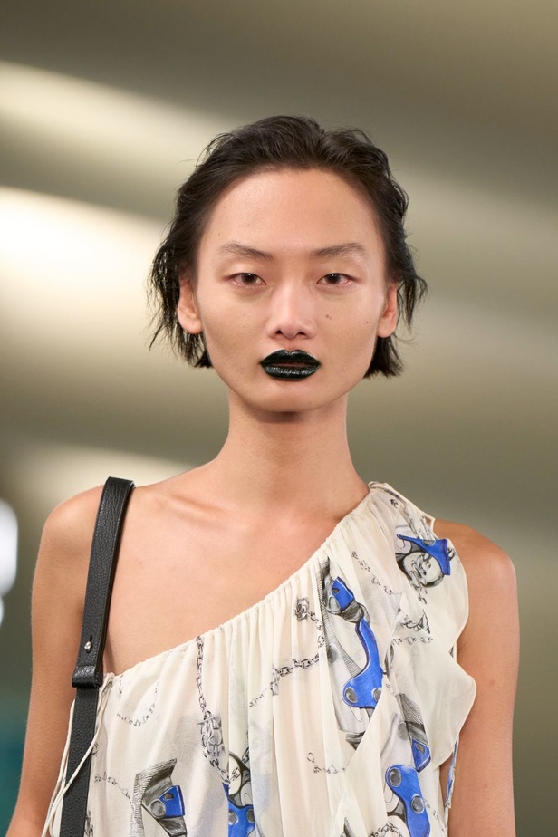 Daniel Lee يقدّم طبعات جديدة متشابكة ولون جديد لدار BURBERRY 