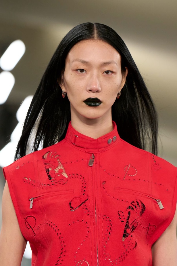 Daniel Lee يقدّم طبعات جديدة متشابكة ولون جديد لدار BURBERRY 