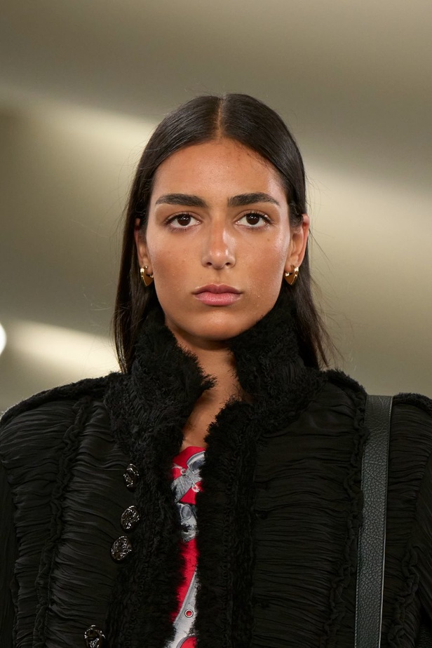 Daniel Lee يقدّم طبعات جديدة متشابكة ولون جديد لدار BURBERRY 