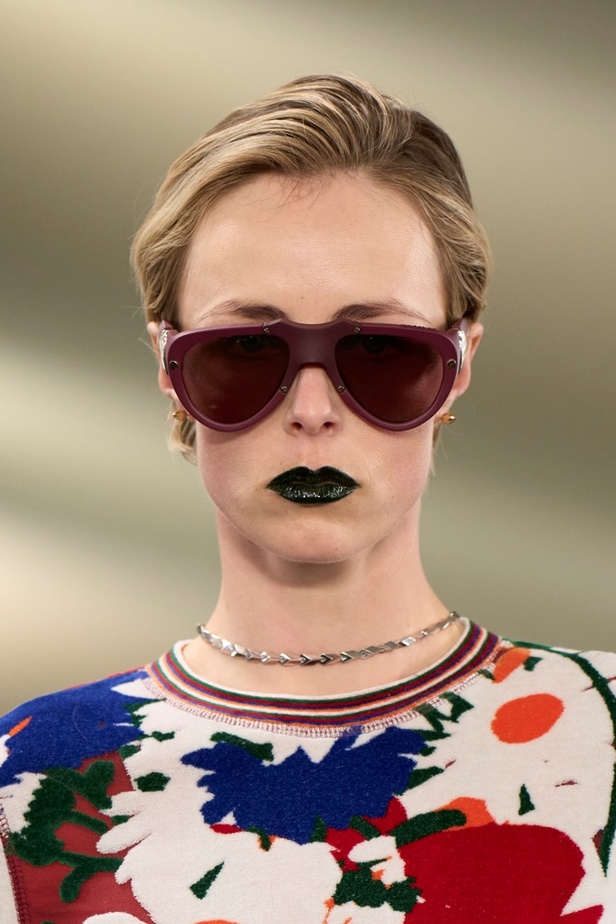 Daniel Lee يقدّم طبعات جديدة متشابكة ولون جديد لدار BURBERRY 