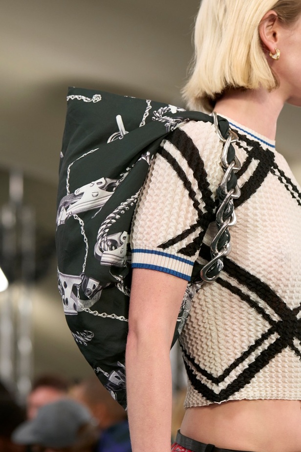 Daniel Lee يقدّم طبعات جديدة متشابكة ولون جديد لدار BURBERRY 