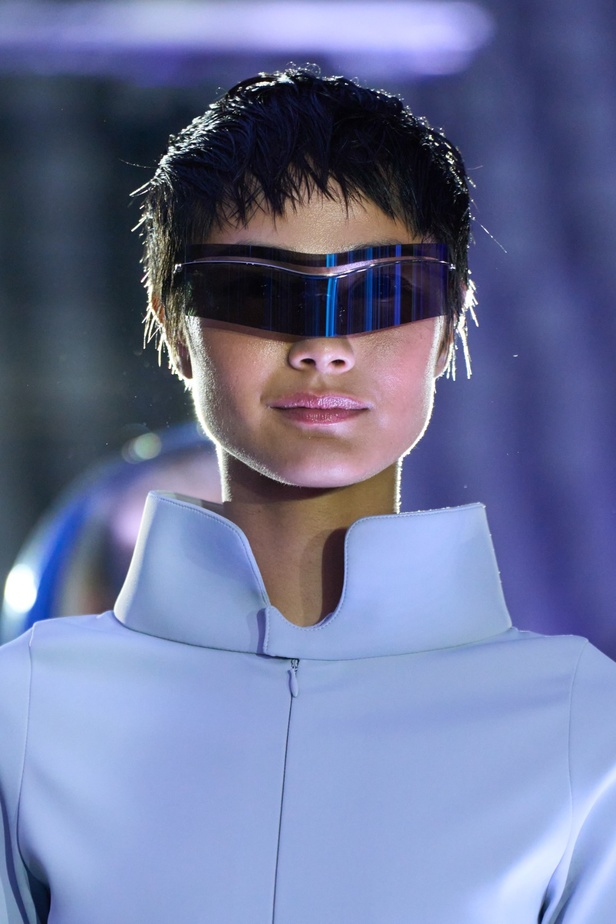 بيير كاردان يفتتح أسبوع الموضة في باريس بعرض يغلب عليه اللون الأزرق