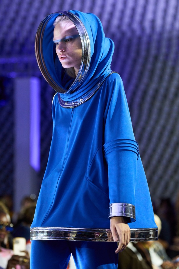 بيير كاردان يفتتح أسبوع الموضة في باريس بعرض يغلب عليه اللون الأزرق