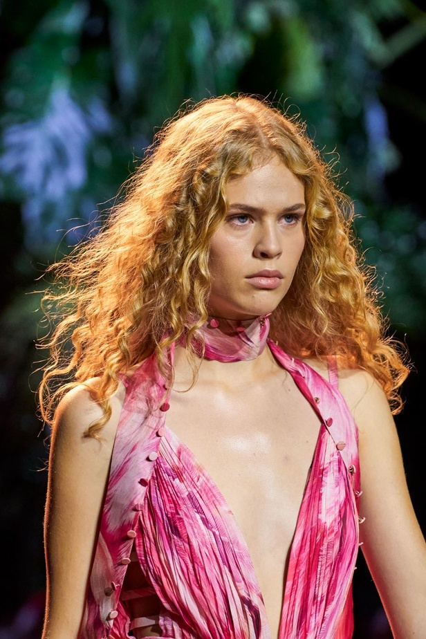 الريش يجتمع في مجموعة Roberto Cavalli لربيع وصيف 2024