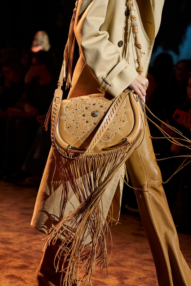 الريش يجتمع في مجموعة Roberto Cavalli لربيع وصيف 2024