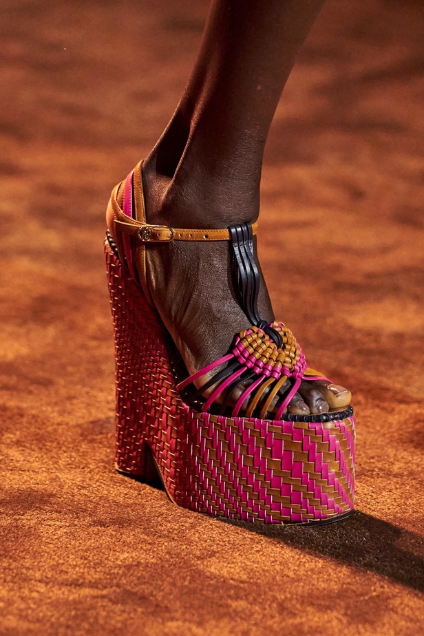 الريش يجتمع في مجموعة Roberto Cavalli لربيع وصيف 2024