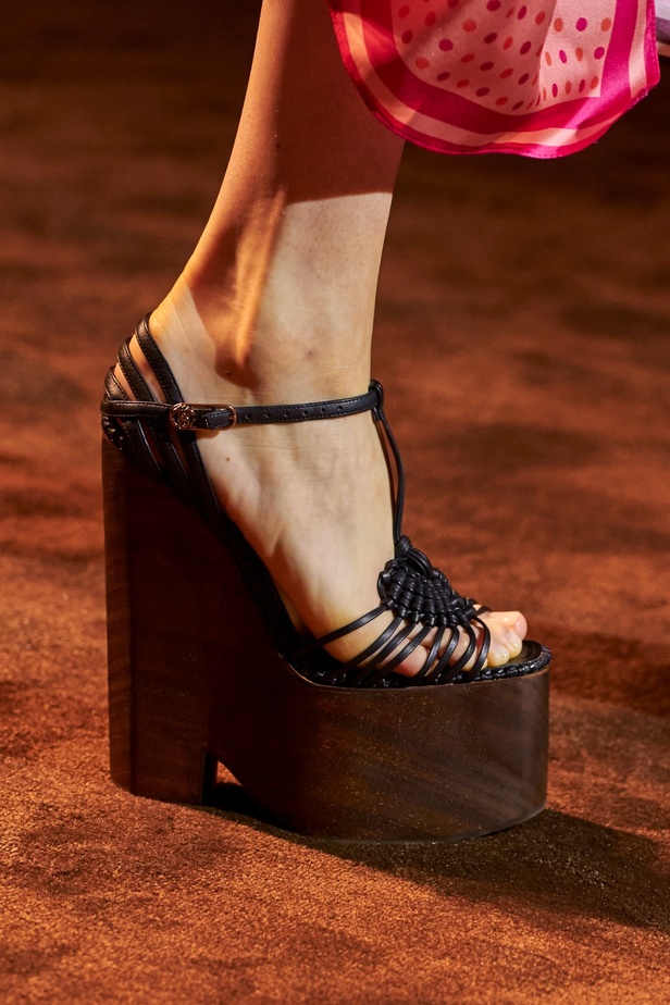 الريش يجتمع في مجموعة Roberto Cavalli لربيع وصيف 2024