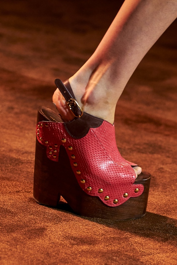 الريش يجتمع في مجموعة Roberto Cavalli لربيع وصيف 2024