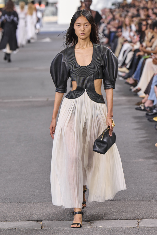 عرض Chloe لصيف 2024