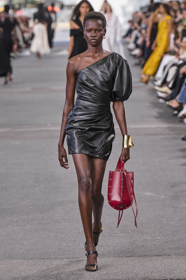 عرض Chloe لصيف 2024