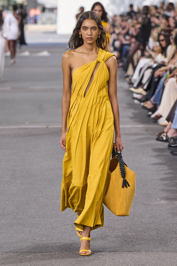 عرض Chloe لصيف 2024