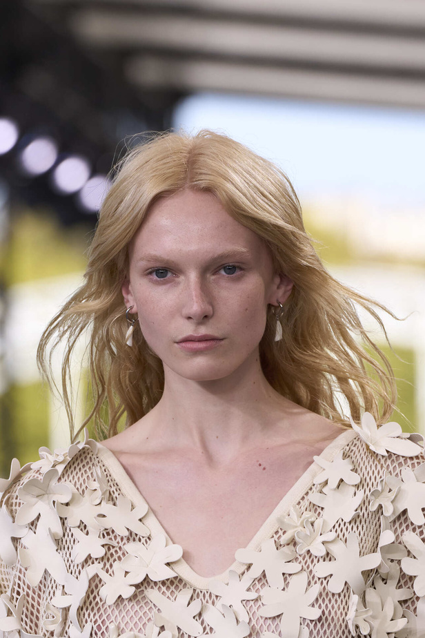 غابرييلا هيرست تودّع دار Chloe بمجموعة باريسية استثنائية لصيف 2024