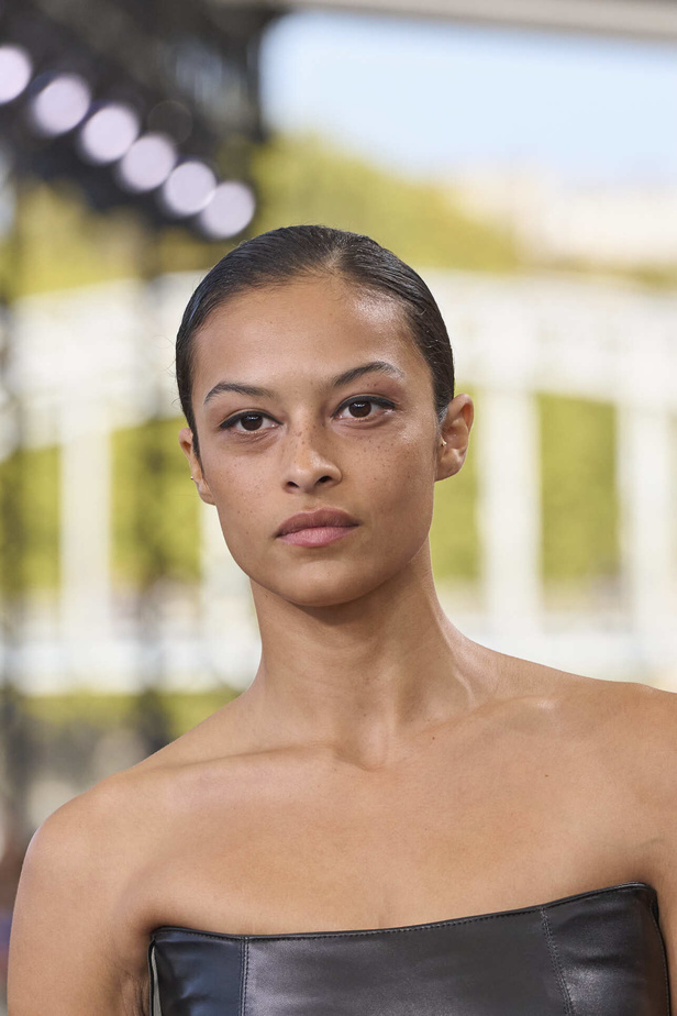 غابرييلا هيرست تودّع دار Chloe بمجموعة باريسية استثنائية لصيف 2024