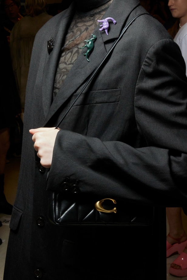 مجموعة Coach لربيع وصيف 2024... احتفال بسنوات المصمم ستيوارت فيفرز العشر وعشقه لنيويورك