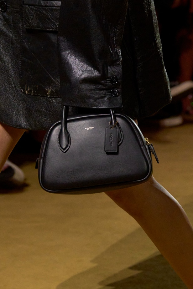 مجموعة Coach لربيع وصيف 2024... احتفال بسنوات المصمم ستيوارت فيفرز العشر وعشقه لنيويورك