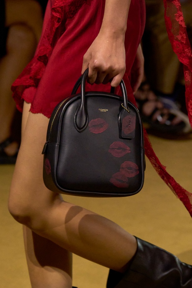 مجموعة Coach لربيع وصيف 2024... احتفال بسنوات المصمم ستيوارت فيفرز العشر وعشقه لنيويورك