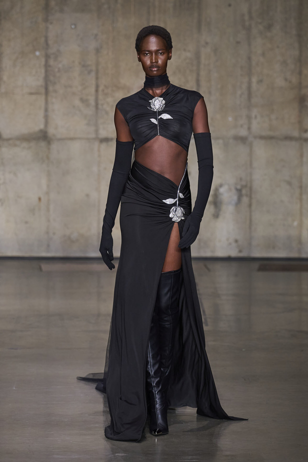 ديفيد كوما يأخذنا في نزهة بين حدائق الأزهار في مجموعته لربيع وصيف 2024 في لندن