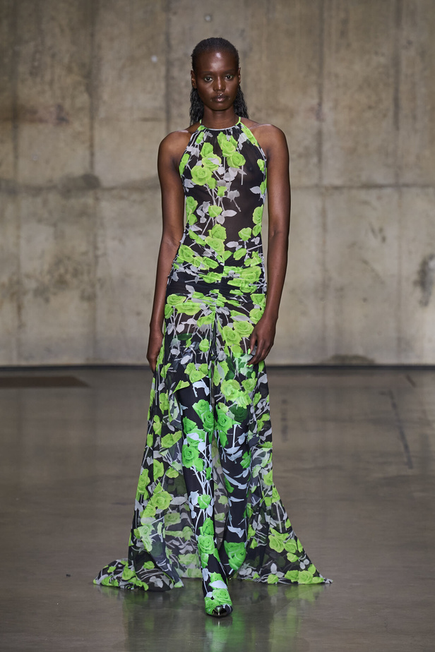 ديفيد كوما يأخذنا في نزهة بين حدائق الأزهار في مجموعته لربيع وصيف 2024 في لندن