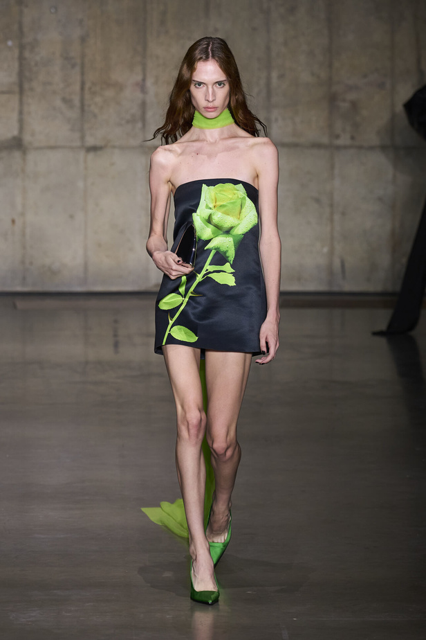 ديفيد كوما يأخذنا في نزهة بين حدائق الأزهار في مجموعته لربيع وصيف 2024 في لندن