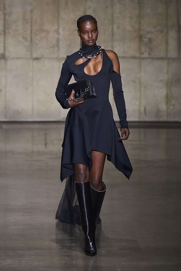 ديفيد كوما يأخذنا في نزهة بين حدائق الأزهار في مجموعته لربيع وصيف 2024 في لندن