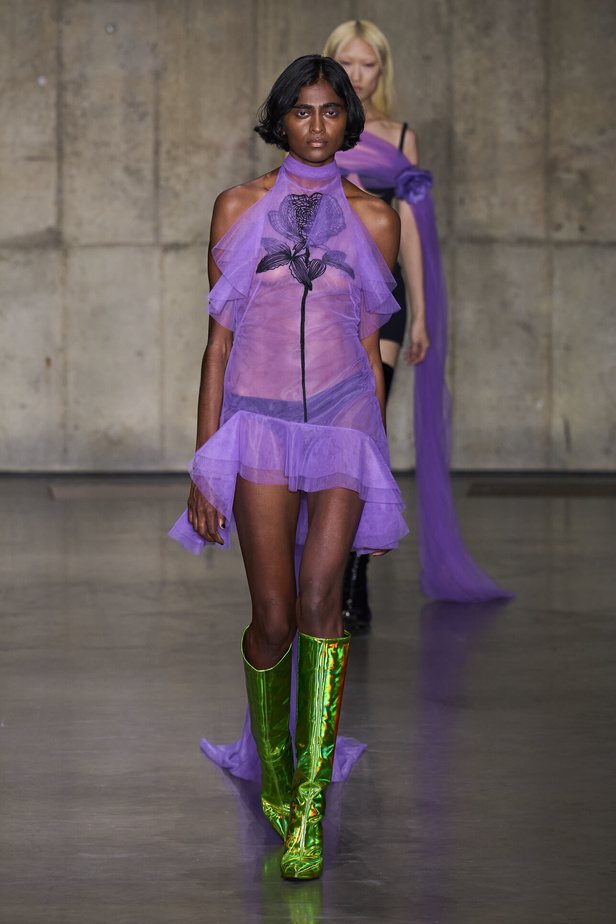 ديفيد كوما يأخذنا في نزهة بين حدائق الأزهار في مجموعته لربيع وصيف 2024 في لندن