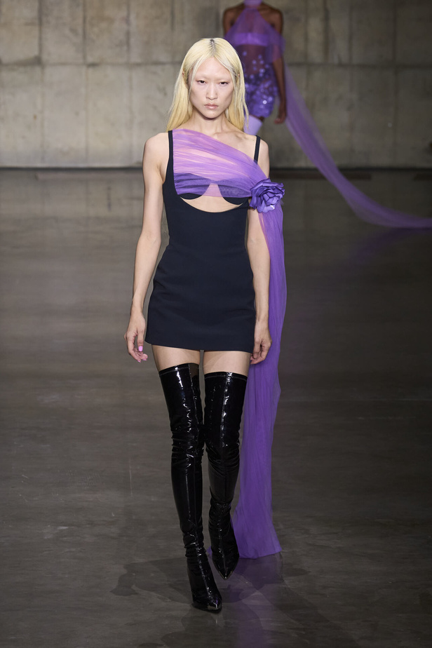 ديفيد كوما يأخذنا في نزهة بين حدائق الأزهار في مجموعته لربيع وصيف 2024 في لندن