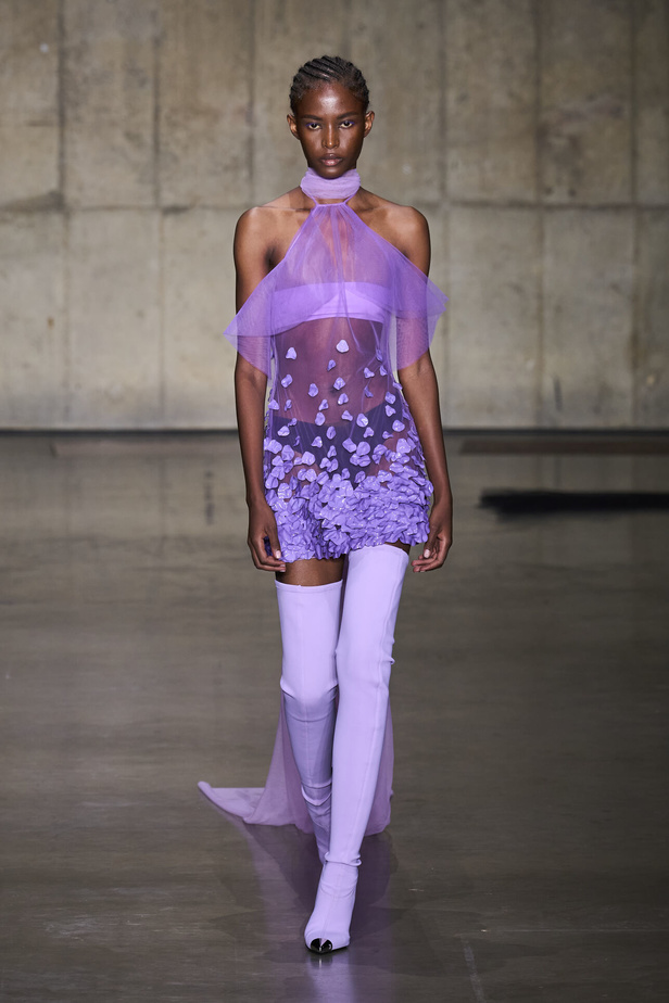 ديفيد كوما يأخذنا في نزهة بين حدائق الأزهار في مجموعته لربيع وصيف 2024 في لندن