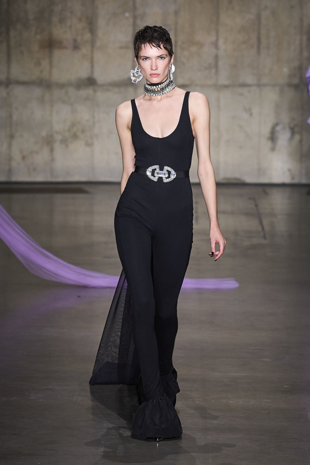 ديفيد كوما يأخذنا في نزهة بين حدائق الأزهار في مجموعته لربيع وصيف 2024 في لندن