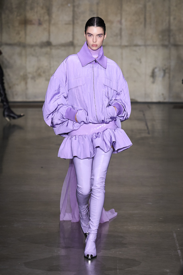 ديفيد كوما يأخذنا في نزهة بين حدائق الأزهار في مجموعته لربيع وصيف 2024 في لندن